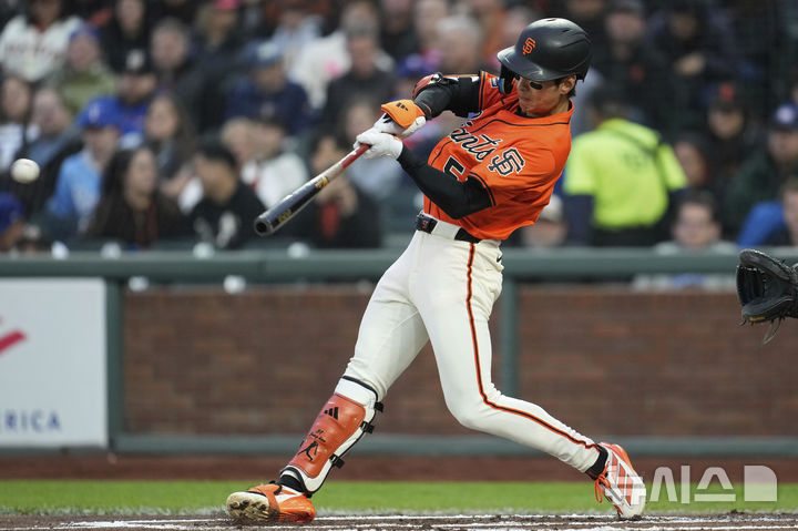 [샌프란시스코=AP/뉴시스] 미국 메이저리그(MLB) 샌프란시스코 자이언츠의 이정후가 26일(한국 시간) 미국 캘리포니아주 샌프란시스코의 오라클 파크에서 열린 2025 MLB 텍사스 레인저스와의 경기 1회말 안타를 치고 있다. 2025.04.26.