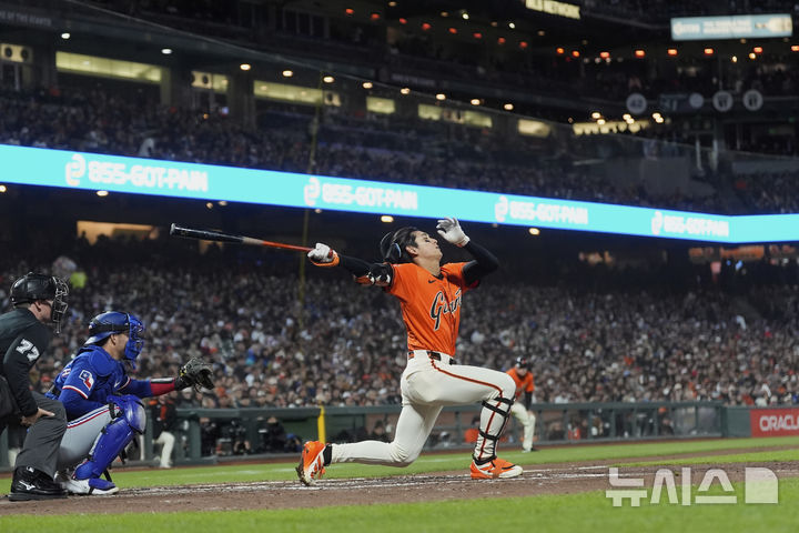 [샌프란시스코=AP/뉴시스] 미국 메이저리그(MLB) 샌프란시스코 자이언츠의 이정후가 26일(한국 시간) 미국 캘리포니아주 샌프란시스코의 오라클 파크에서 열린 2025 MLB 텍사스 레인저스와의 경기 3회말 삼진을 당하고 있다. 2025.04.26.