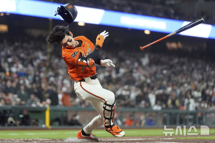 [샌프란시스코=AP/뉴시스] 미국 메이저리그(MLB) 샌프란시스코 자이언츠의 이정후가 26일(한국 시간) 미국 캘리포니아주 샌프란시스코의 오라클 파크에서 열린 2025 MLB 텍사스 레인저스와의 경기 9회말 몸쪽 공을 피하고 있다. 2025.04.26.