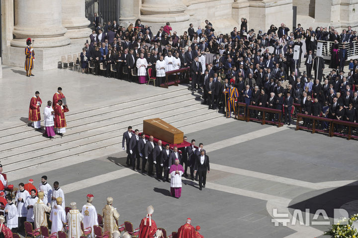 [바티칸시티=AP/뉴시스] 지난 21일 선종한 프란치스코 교황의 장례식이 26일 오전 10시(한국시간 오후 5시) 바티칸 성 베드로 광장에서 시작됐다. 교황의 관이 관장으로 옮겨지는 모습. 2025.04.26 