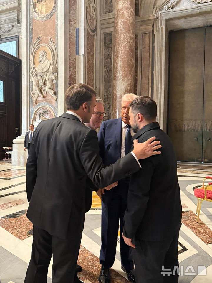 [바티칸=AP/뉴시스] 지난 4월26일(현지 시간) 바티칸에서 대화하고 있는 도널드 트럼프 미국 대통령과 에마뉘엘 마크롱 프랑스 대통령, 키어 스타머 영국 총리, 볼로디미르 젤렌스키 우크라이나 대통령. (사진=뉴시스DB)