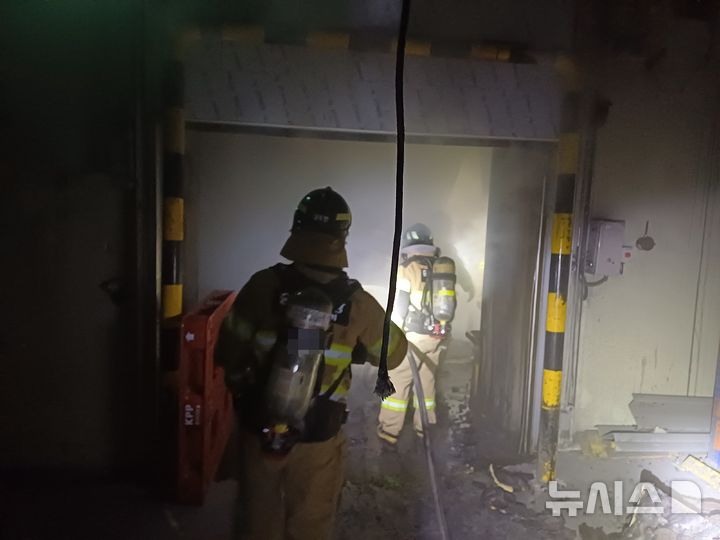 [진천=뉴시스] 26일 충북 진천군 이월면의 한 식품 제조 공장에서 불이나 소방대원들이 진화작업에 나서고 있다. (사진= 진천소방서 제공) 2025.04.26. photo@newsis.com *재판매 및 DB 금지