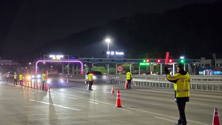 [부산=뉴시스] 부산경찰청은 지난 25일 교통·기동대 경찰관 50여 명을 동원해 경부고속도로 부산요금소 등 3곳에서 고속도로 음주운전·안전띠미착용 집중단속을 실시했다고 26일 밝혔다. (사진=부산경찰청 제공) 2025.04.26. photo@newsis.com *재판매 및 DB 금지