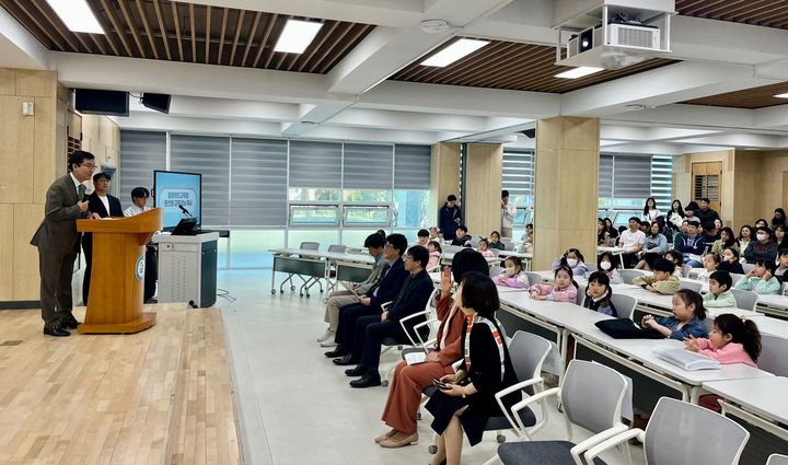 윤건영 충북도교육감(왼쪽)이 26일 청주교대 예술관 세미나실에서 열린 미술영재 입학식에서 인사말을 하고 있다.(사진=충북교육청 제공).photo@newsis.com *재판매 및 DB 금지