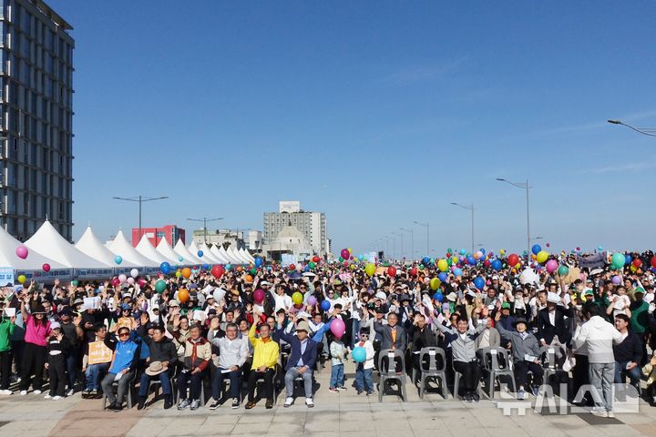 [제주=뉴시스] 양영전 기자 = 26일 오전 제주시 건입동 탑동광장에서 열린 올해 첫 번째 '차 없는 거리 걷기 축제' 참가자들이 손을 흔들고 있다. 2025.04.26. 0jeoni@newsis.com 
