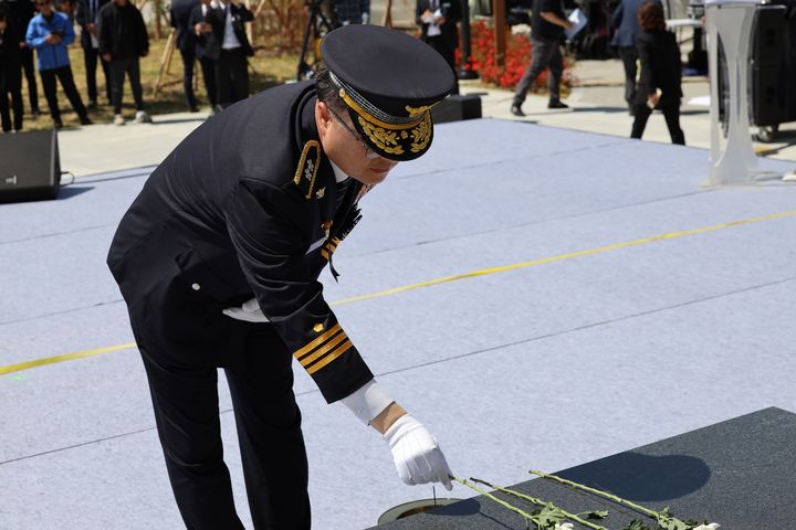 [의령=뉴시스]26일 김성희 경남경찰청장이 경남 의령군 궁류면 평촌리에서 열린 '제2회 의령 4.26 위령제'에서 고인들을 위해 추모하고 있다.(사진=독자제공) 2025.04.26.photo@newsis.com *재판매 및 DB 금지