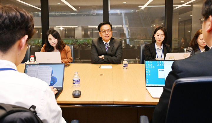 [워싱턴=뉴시스] 최상목 경제부총리 겸 기획재정부 장관이 25일(현지 시간) 워싱턴 D.C. 국제통화기금(IMF) 내 회의실에서 G20 동행기자단과 간담회를 진행하고 있다. (사진=기재부 제공) *재판매 및 DB 금지