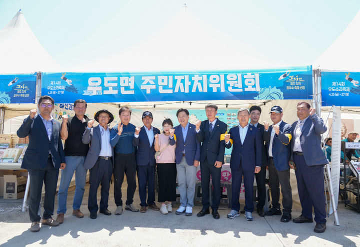 [제주=뉴시스] 오영훈(왼쪽 일곱번째) 제주지사가 26일 오후 우도소라축제가 열리고 있는 제주시 우도면 천진항 일원을 찾아 축제 관계자들과 기념 촬영을 하고 있다. (사진=제주도 제공) 2025.04.26. photo@newsis.com *재판매 및 DB 금지