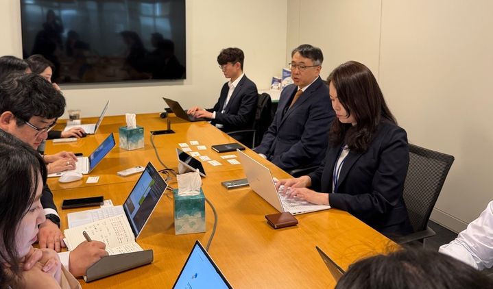 [워싱턴=뉴시스] 김상부 세계은행(WB) 부총재가 24일(현지 시간) 미국 워싱턴D.C. WB 부총재 사무실에서 G20 동행기자단을 만나 질문에 답변하고 있다. (사진=기획재정부 제공) *재판매 및 DB 금지