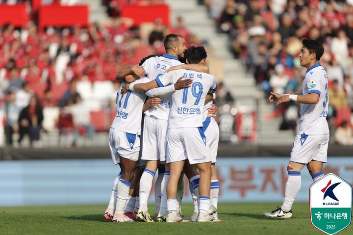 [서울=뉴시스]K리그2 인천 유나이티드 선수들이 세리머니를 하고 있다. (사진=한국프로축구연맹 제공)