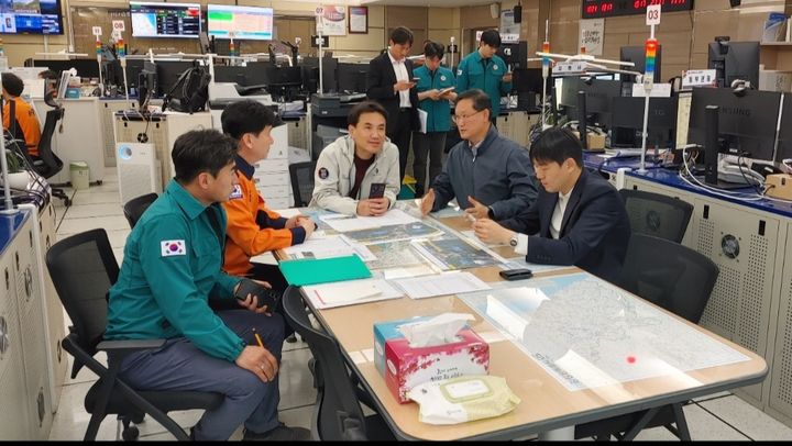 종합상화실을 방문한 김진태 강원특별자치도지사가 산불 진행사항 등 점검하고 있다. 강원특별자치도 소방본부 제공. *재판매 및 DB 금지