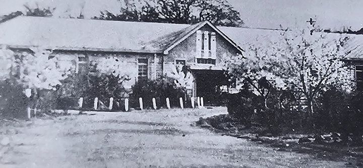 [제주=뉴시스] ‘1907년 오현단 구내에 건립된 사립의신학교’라는 설명이 붙은 사진. 학교 건물 주변과 진입로에 수목으로 정원을 조성했다. 출처는 제주도교육청에서 발간한 제주교육사. photo@newsis.com *재판매 및 DB 금지