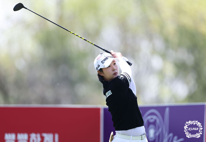 [서울=뉴시스] 이영환 기자 = 26일 충북 충주시 킹스데일GC에서 열린 덕신EPC 챔피언십 3라운드, 박지영이 5번홀에서 티샷을 하고 있다. (사진=KLPGA 제공)&nbsp; 2025.04.26. photo@newsis.com *재판매 및 DB 금지