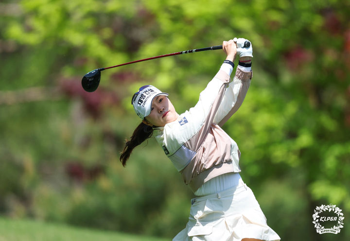 [서울=뉴시스] 이영환 기자 = 26일 충북 충주시 킹스데일GC에서 열린 덕신EPC 챔피언십 3라운드, 김민선7이 6번홀에서 티샷을 하고 있다. (사진=KLPGA 제공) 2025.04.26. photo@newsis.com *재판매 및 DB 금지