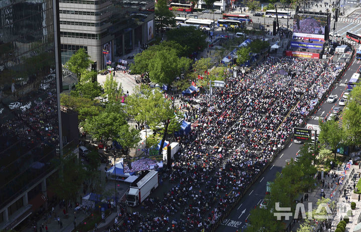 [서울=뉴시스] 김근수 기자 = 대한민국 바로 세우기 국민운동본부 등 보수단체 회원들이 26일 서울 중구 세종대로 인근에서 열린 국민저항권 광화문 국민대회에서 태극기와 성조기를 흔들며 집회를 하고 있다. 2025.04.26. ks@newsis.com