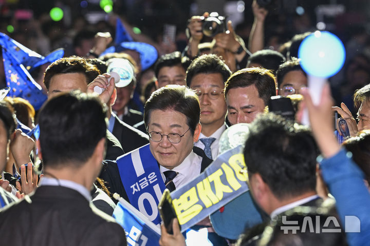 [광주=뉴시스] 이영주 기자 = 이재명 더불어민주당 대선 경선후보가 26일 오후 광주 서구 김대중컨벤션센터에서 열린 더불어민주당 21대 대통령선거 후보자 선출을 위한 호남권 합동연설회장에 입장하고 있다. 2025.04.26. leeyj2578@newsis.com