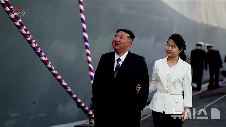 [서울=뉴시스] 북한의 5,000t급 신형다목적구축함 '최현호' 진수식이 지난 25일 북한 김정은 국무위원장과 딸 주애가 참석한 가운데 남포조선소에서 진행됐다고 조선중앙TV가 26일 보도했다. (사진=조선중앙TV 캡쳐) 2025.04.26. photo@newsis.com