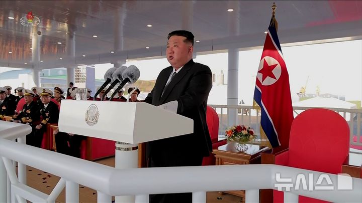 [서울=뉴시스] 북한의 5,000t급 신형다목적구축함 '최현호' 진수식이 지난 4월 25일 북한 김정은 국무위원장과 딸 주애가 참석한 가운데 남포조선소에서 진행됐다고 조선중앙TV가 26일 보도했다. (사진=조선중앙TV 캡쳐) 2025.06.13. photo@newsis.com