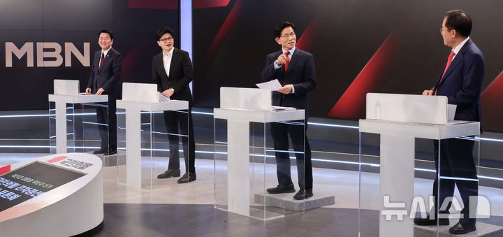[서울=뉴시스] 국회사진기자단 = 26일 서울 중구 매경미디어센터에서 열린 국민의힘 대통령 선거 제2차 경선 후보자 토론회에서 후보들이 토론에 앞서 대화를 나누고 있다. 왼쪽부터 안철수, 한동훈, 김문수, 홍준표 후보. 2025.04.26. photo@newsis.com