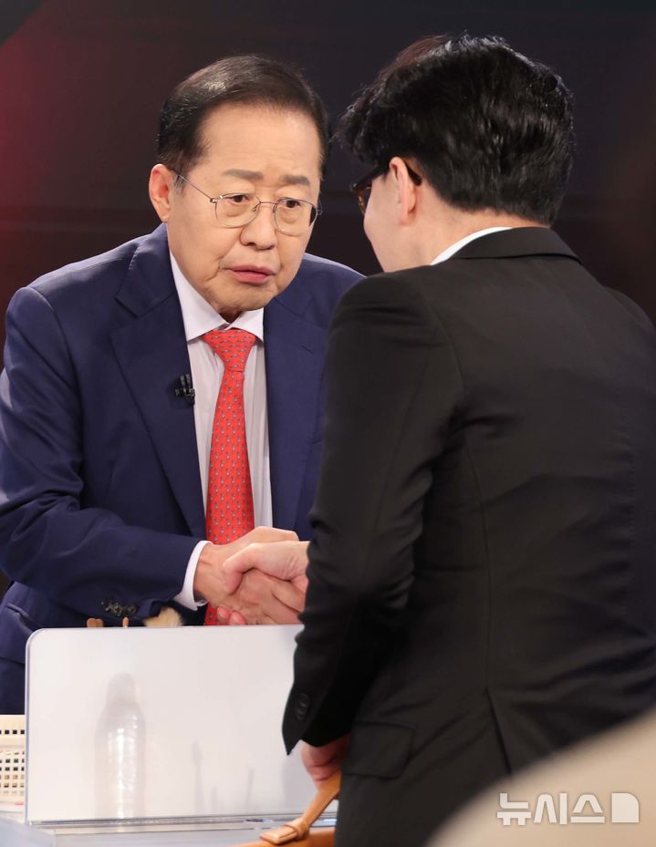 [서울=뉴시스] 국회사진기자단 = 2025년 국민의힘 대통령 선거 제2차 경선 후보자 토론회에서 홍준표(왼쪽), 한동훈 후보가 인사를 나누고 있다. 2025.04.26. photo@newsis.com