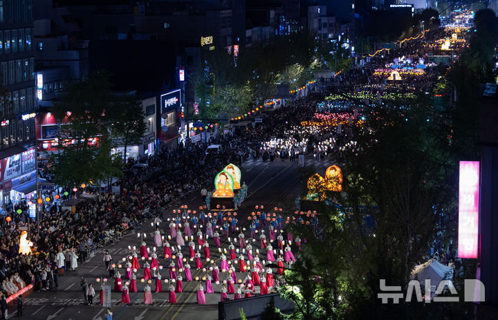 [서울=뉴시스] 황준선 기자 = 부처님오신날을 앞둔 11일 오후 서울 종로 일대에서 연등 행렬이 이어지고 있다. 2025.04.26. hwang@newsis.com