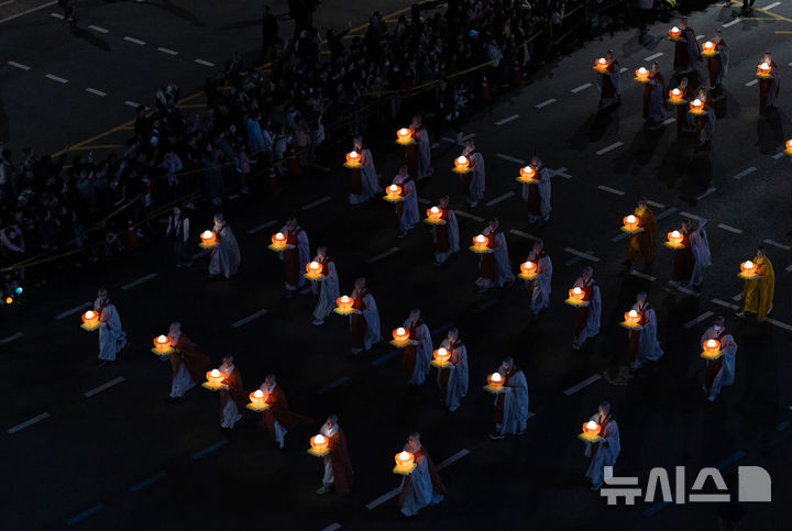 [서울=뉴시스] 황준선 기자 = 부처님오신날을 앞둔 11일 오후 서울 종로 일대에서 연등 행렬이 이어지고 있다. 2025.04.26. hwang@newsis.com