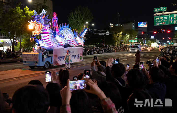 [서울=뉴시스] 황준선 기자 = 부처님오신날을 앞둔 11일 오후 서울 종로 일대에서 연등 행렬이 이어지고 있다. 2025.04.26. hwang@newsis.com