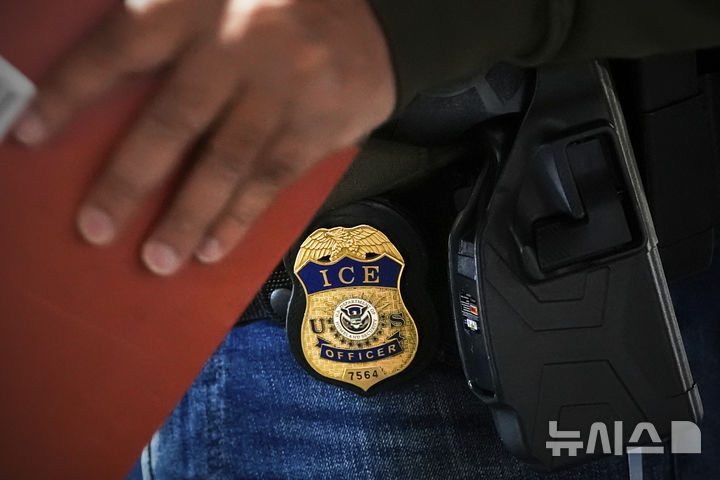 [뉴욕=AP/뉴시스] 미국 트럼프 행정부가 미국 시민권을 갖고 있는 아동을 추방한 사실이 알려져 논란이 커지고 있다. 사진은 미국 이민세관집행국 소속 강제 추방 담당관 배지. (사진=뉴시스DB) 2025.04.28.