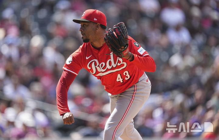 [콜로라도=AP/뉴시스] 메이저리그 신시내티 레즈 소속 알렉시스 디아스가 투구하고 있다. 2025.04.26.