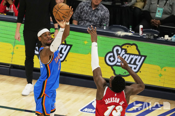 [멤피스=AP/뉴시스] 오클라호마시티 선더의 샤이 길저스알렉산더가 27일(한국 시간) 미국 테네시주 멤피스의 페덱스 포럼에서 열린 멤피스 그리즐리스와의 2024~2025 NBA 서부콘퍼런스 플레이오프(PO) 1라운드 4차전에서 슛을 시도하고 있다. 2025.04.27