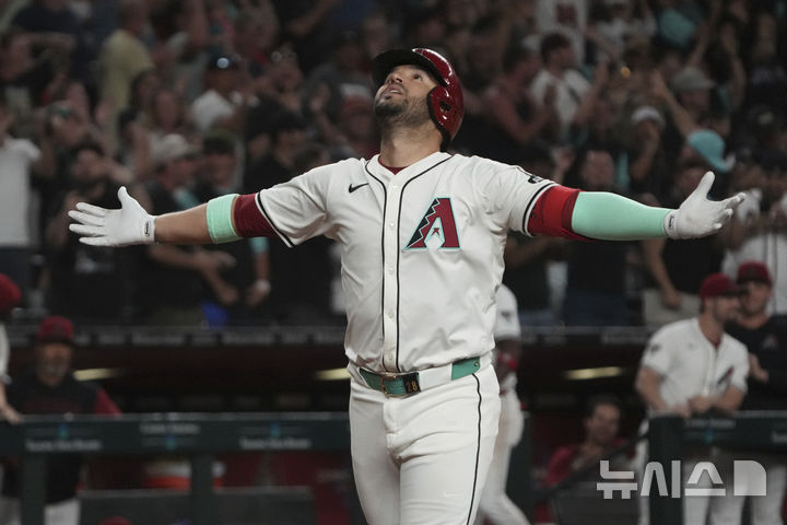 [피닉스=AP/뉴시스] 애리조나 다이아몬드백스의 에우헤니오 수아레스가 27일(한국 시간) 미국 애리조나주 피닉스의 체이스 필드에서 벌어진 2025 메이저리그(MLB) 애틀랜타 브레이브스와의 경기에서 4회말 솔로 홈런을 터뜨린 뒤 세리머니를 하고 있다. 2025.04.27