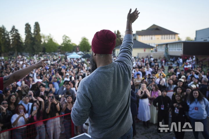 [밴쿠버=AP/뉴시스] 자그밋 싱 캐나다 신민주당(NDP) 대표가 26일(현지 시간) 캐나다 밴쿠버에서 열린 라푸라푸 데이 거리 축제 유세 현장에서 군중을 향해 손을 흔들고 있다. 2025.04.27.