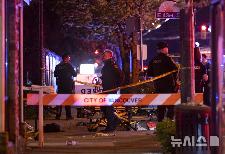 [밴쿠버=AP/뉴시스] 26일(현지 시간) 캐나다 밴쿠버에서 열린 라푸 라푸 축제에서 차량이 군중을 향해 돌진한 후 경찰이 현장을 확보하는 모습. 2025.04.27.