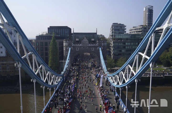 [런던=AP/뉴시스] 27일(현지 시간) 영국 런던에서 열린 2025 런던 마라톤에 참가한 참가자들이 결승선을 향해 달리고 있다. 2025.04.28.