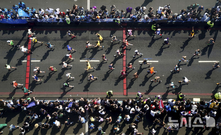 [런던=AP/뉴시스] 27일(현지 시간) 영국 런던에서 열린 2025 런던 마라톤에 참가한 참가자들이 결승선을 향해 달리고 있다. 2025.04.28.