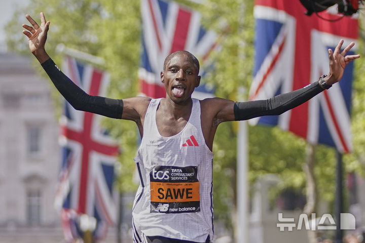 [런던=AP/뉴시스] 27일(현지 시간) 영국 런던에서 열린 2025 런던 마라톤에 참가한 사바스티안 사웨(케냐)가 1위로 완주하고 있다. 사웨는 2시간 2분 27초의 기록으로 남자부 1위를 차지했다. 2025.04.28.