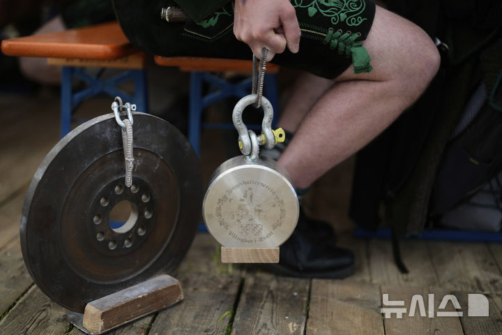 [바이에른=뉴시스] 27일(현지 시간) 독일 바이에른주 로젠하임 인근에서 열린 독일 핑거하켈른(핑거 레슬링) 챔피언십에서 참가자가 경기 전 워밍업을 하고 있다. 2025.04.28.