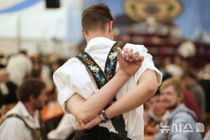 [바이에른=뉴시스] 27일(현지 시간) 독일 바이에른주 로젠하임 인근에서 열린 독일 핑거하켈른(핑거 레슬링) 챔피언십에 참가한 한 참가자의 손에 피가 나고 있다. 2025.04.28.<font style="vertical-align: inherit;"><font style="vertical-align: inherit;"></font></font>