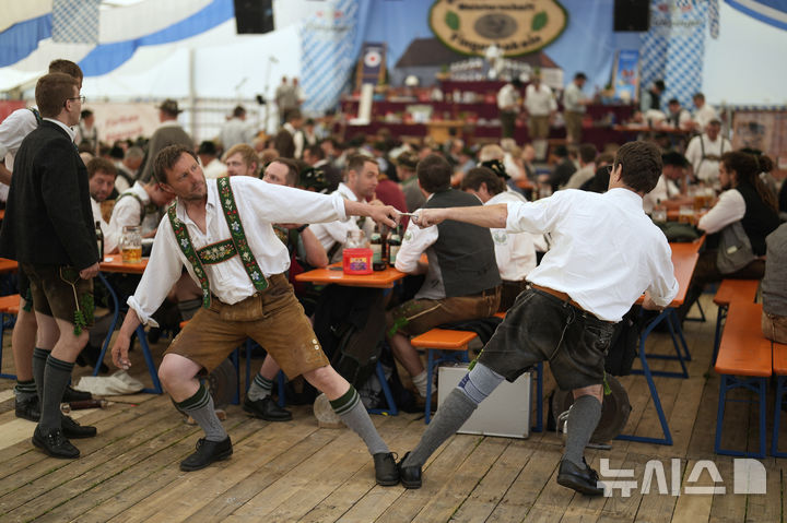 [바이에른=뉴시스] 27일(현지 시간) 독일 바이에른주 로젠하임 인근에서 열린 독일 핑거하켈른(핑거 레슬링) 챔피언십에서 참가자들이 경기에 앞서 워밍업을 하고 있다. 2025.04.28.