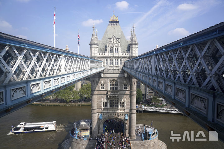 [런던=AP/뉴시스] 27일(현지 시간) 영국 런던에서 열린 2025 런던 마라톤에 참가한 참가자들이 결승선을 향해 달리고 있다. 2025.04.28.