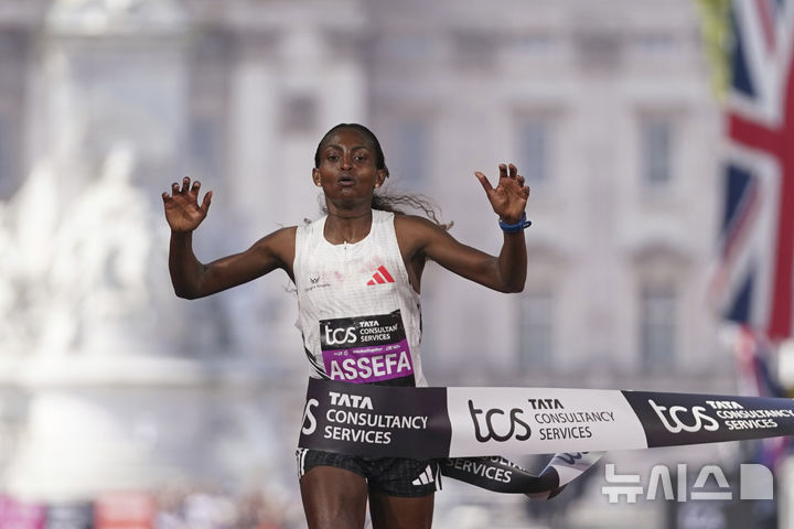 [런던=AP/뉴시스] 27일(현지 시간) 영국 런던에서 열린 2025 런던 마라톤에 참가한 티그스트 아세파(에티오피아)가 1위로 완주하고 있다. 아세파는 2시간 15분 50초의 기록으로 여자부 1위를 차지했다. 2025.04.28.