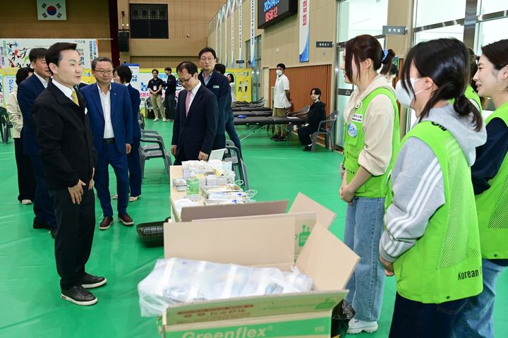 [고령=뉴시스] 이남철(왼쪽) 군수가 직원들을 격려하고 있다. (사진=고령군 제공) 2025.04.27 photo@newsis.com *재판매 및 DB 금지