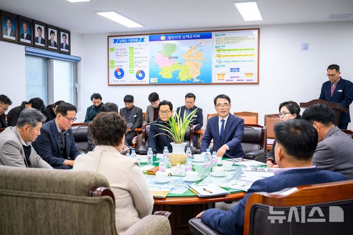 [남해=뉴시스] 차용현 기자 = 경남 남해군 장충남 군수가 남해군의회를 찾아 의원들과 간담회를 하고 있다. 2025.04.27. (사진=남해군 제공)photo@newsis.com