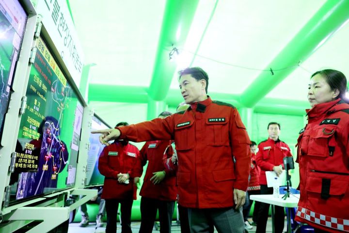 [인제=뉴시스] 27일 김진태 강원특별자치도지사는 지난 26일 발생한 인제군 상남면 하남리 일대 산불 2일째인 이날 오전 내 주불 진화를 목표로 산불 피해 현장을 찾아 현장 지휘에 나섰다. 강원특별자치도 제공. *재판매 및 DB 금지