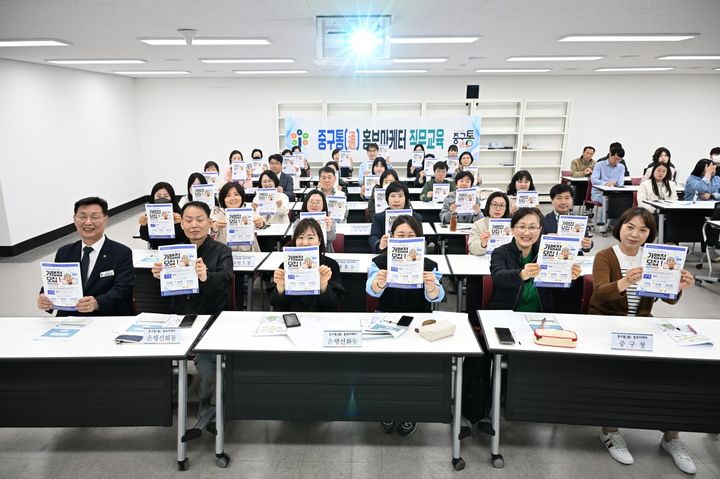 [대전=뉴시스] 대전 중구사랑상품권 '중구통(通)」 홍보마케터' 들이 기념사진을 찍고 있다.&nbsp; *재판매 및 DB 금지