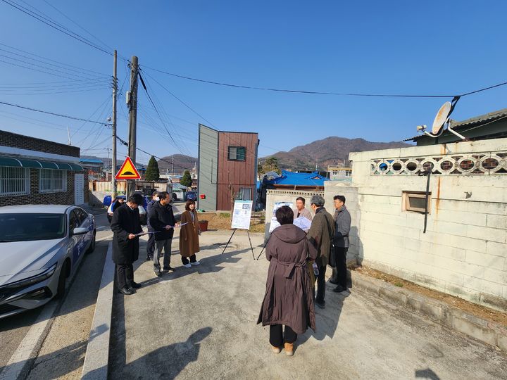 [수원=뉴시스] 현장 전문가 컨설팅. (사진=경기도 제공) 2025.04.27. photo@newsis.com *재판매 및 DB 금지