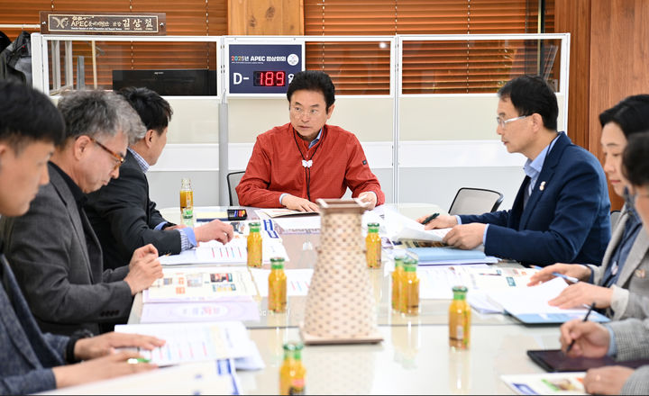 [안동=뉴시스] 이철우 경북지사가 지난 25일 아시아태평양경제협력체(APEC) 정상회의 준비 현장을 행사 준비 상황을 점검하고 있다. (사진=경북도 제공) 2025.04.27 photo@newsis.com *재판매 및 DB 금지