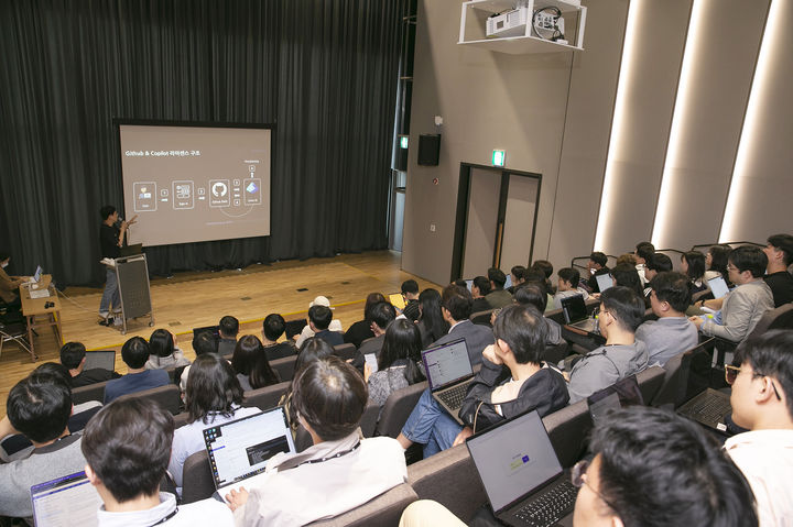 [서울=뉴시스] KT가 지난 25일 경기 성남시 KT 판교사옥에서 개발자 워크숍 '해브 어 깃 데이(Have a Git Day)'를 진행했다고 27일 밝혔다. (사진=KT 제공) *재판매 및 DB 금지