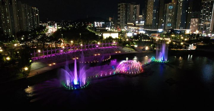 [인천=뉴시스] 인천 서구 청라호수공원에서 공연이 펼쳐지고 있다. (사진=인천경제청 제공) 2025.04.27. photo@newsis.com *재판매 및 DB 금지