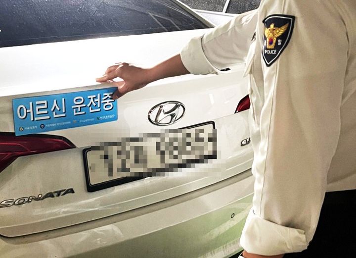 [서울=뉴시스] '어르신 운전중' 표지 부착 예시. 2025.04.28 (사진 제공=서울시) photo@newsis.com *재판매 및 DB 금지